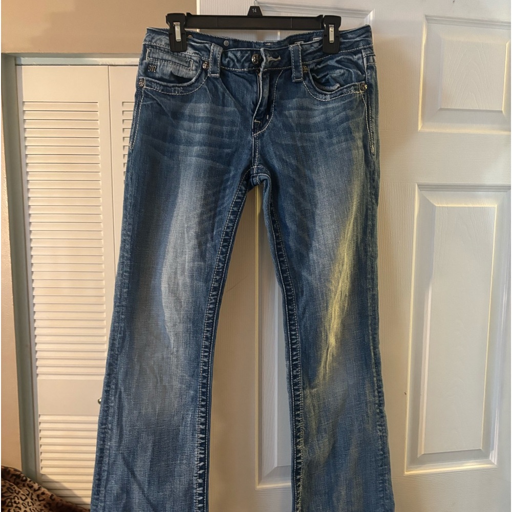 MISS ME DISTRESSED JEANS.